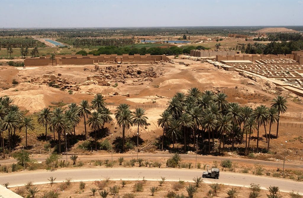 Moderner Babylon am Irak, ongeféier 50 Meilen südlech vun Baghdad. Et gouf geschätzt, datt d'Babel de gréisste Stad an der Welt vu c war. 1770 op 1670 BC, an nees tëscht c. 612 a 320 BC.